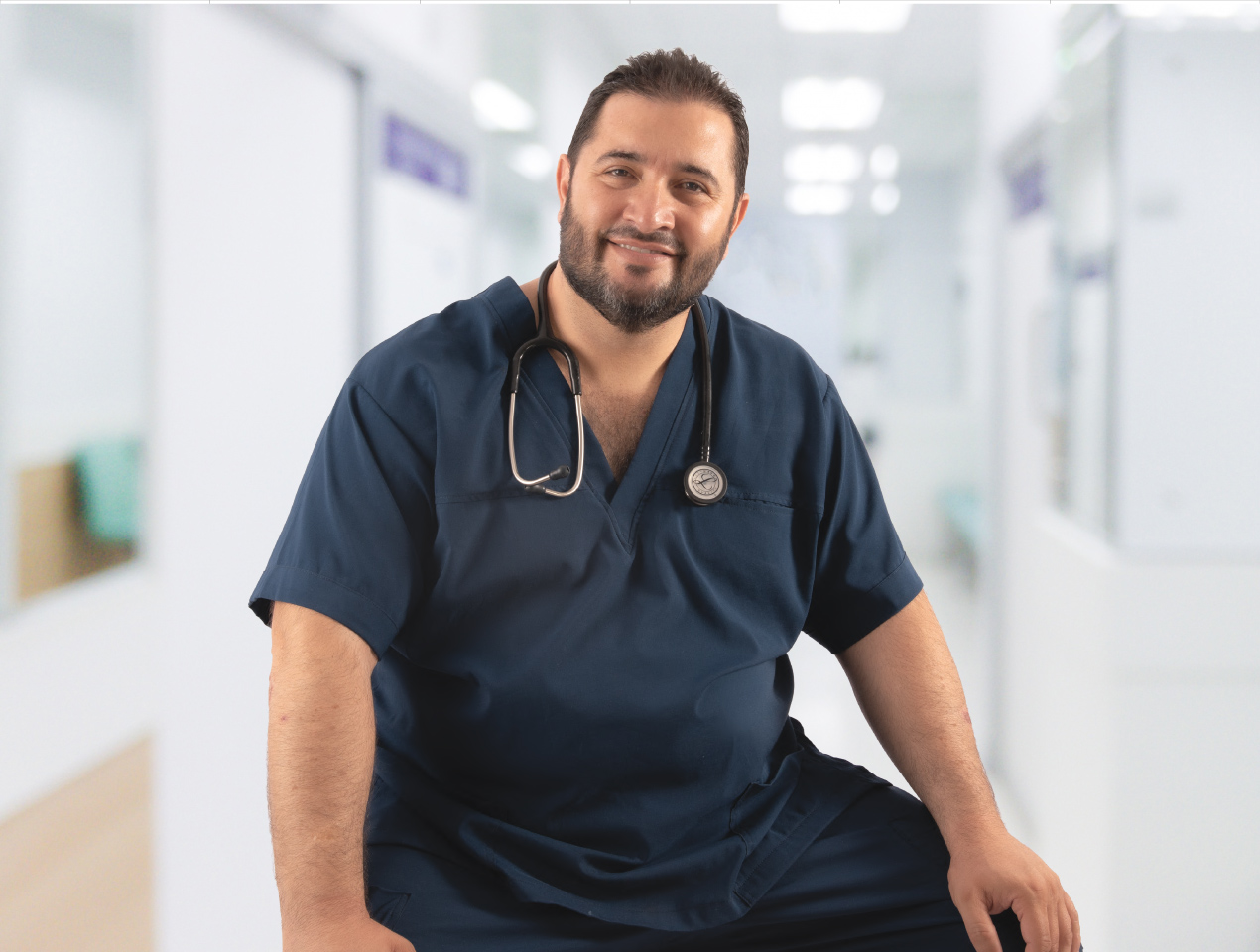 Doctor consultando con paciente